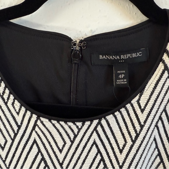 Banana Republic Gray A-Line Mini Dress with Sleeveless Design and Crew Neck - Picture 3 of 5